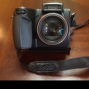 Kodak Easyshare DX7590 5 MP Digital Camera with 10xOptical Zoom